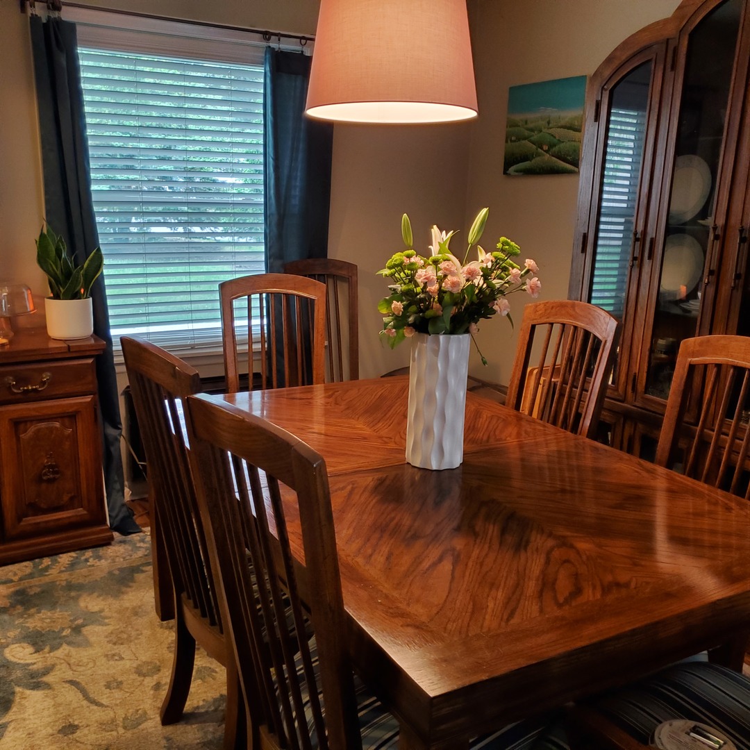 910 Washington Street, Unit 1A Evanston, IL 60202 - Photo 6 of 14 a view of a dining room with furniture and chandelier