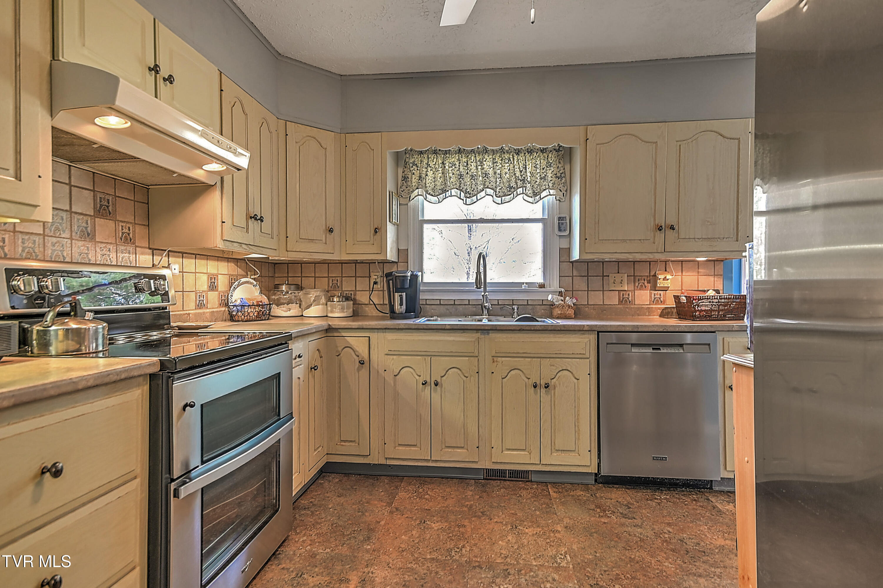 207 Hermosa Drive Fall Branch, TN 37656 - Photo 14 of 54 207 Hermosa Dr SS-15