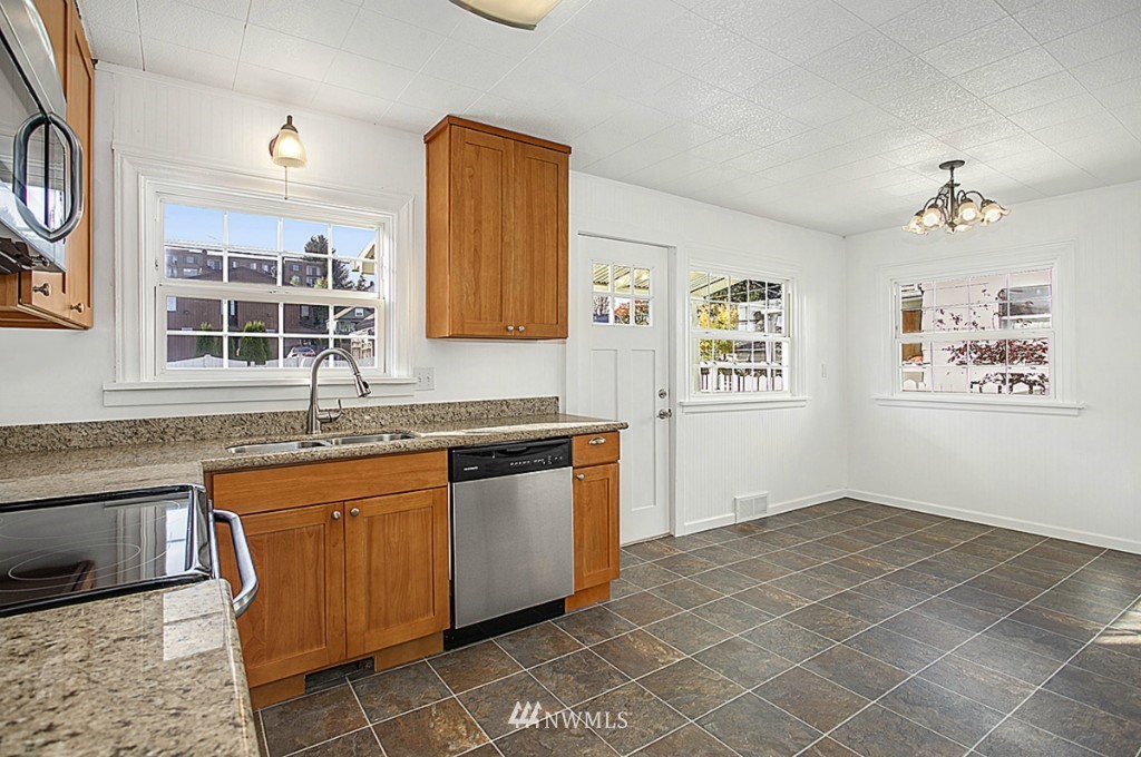 3426 Rockefeller Avenue Everett, WA 98201 - Photo 5 of 10