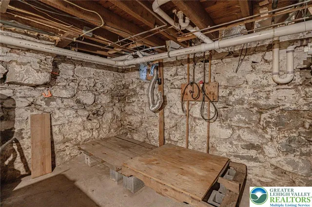 $490,000 | 7727 Martins Creek Belvidere Highway, Bangor, PA 18013