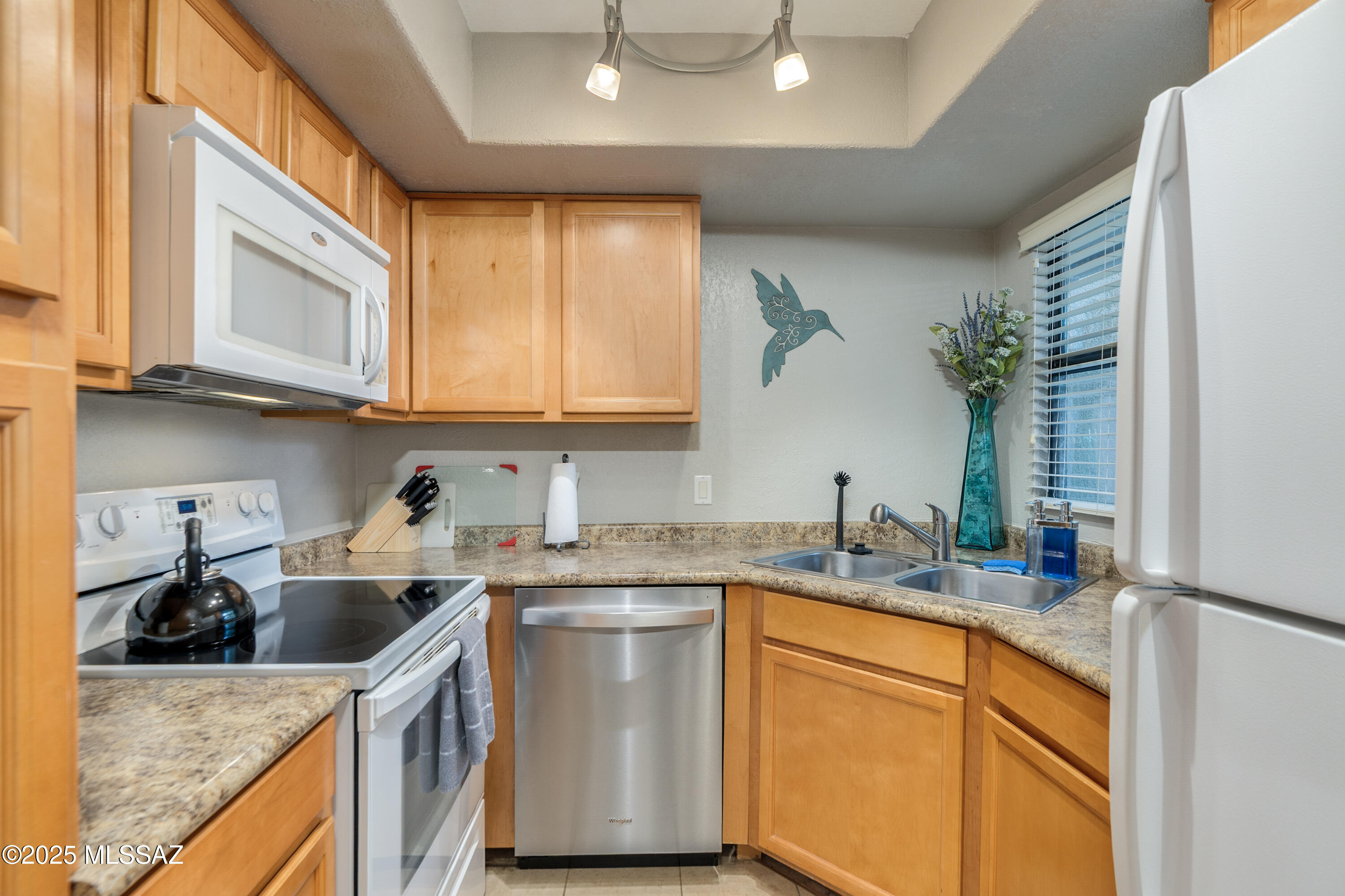 5855 North Kolb Road, Unit 1102 Tucson, AZ 85750 - Photo 9 of 26 Cozy kitchen with plenty of cabinet space!