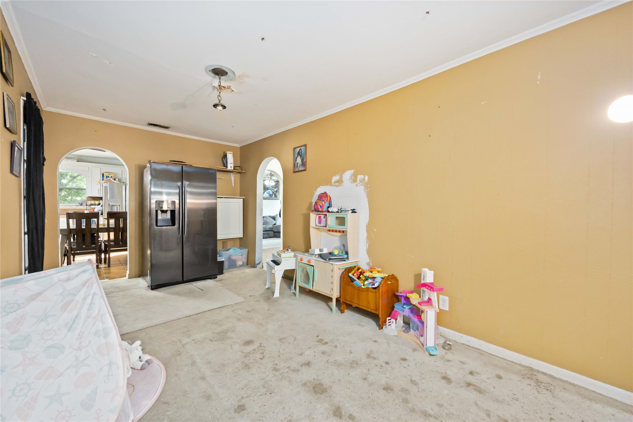 5119 Terry Street Houston, TX 77009 - Photo 15 of 30 a very nice looking room with a large window