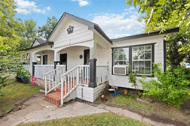 a view of a house with backyard