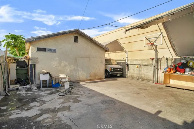 a view of a house with backyard
