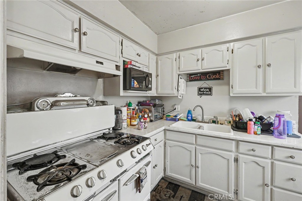 1903 North Grape Avenue Compton, CA 90222 - Photo 3 of 14 Main House Kitchen