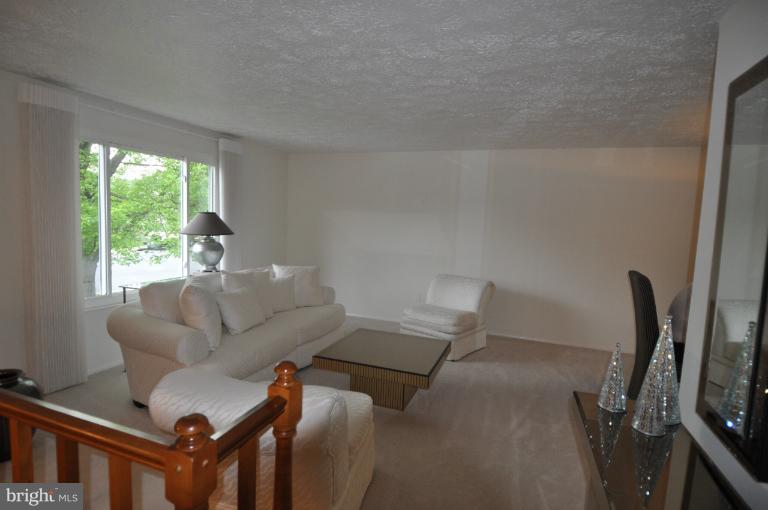 502 Rock Lodge Road Gaithersburg, MD 20877 - Photo 12 of 18 Living Room