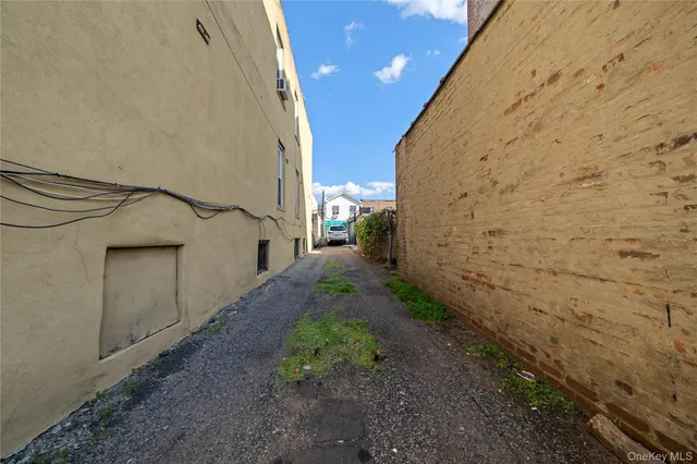 a view of back yard of a building