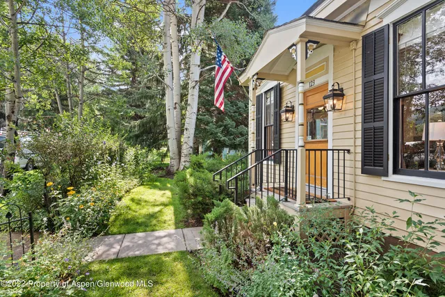 a view of a house with a small yard and plants