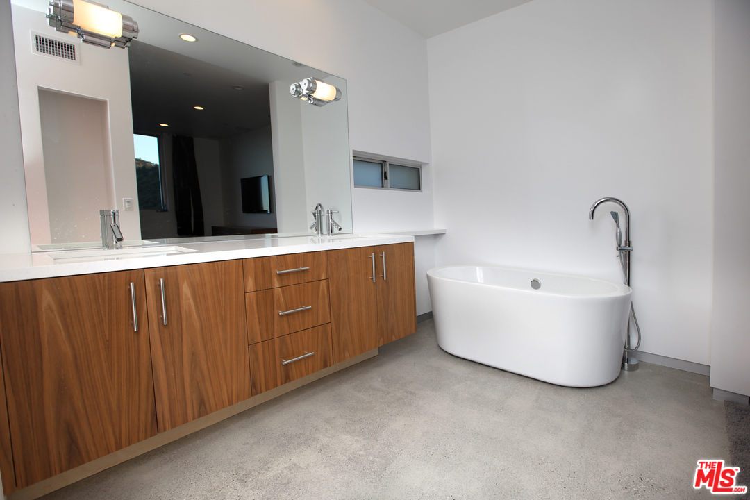 9612 Wells Road Malibu, CA 90265 - Photo 19 of 42 Gallery Image 19