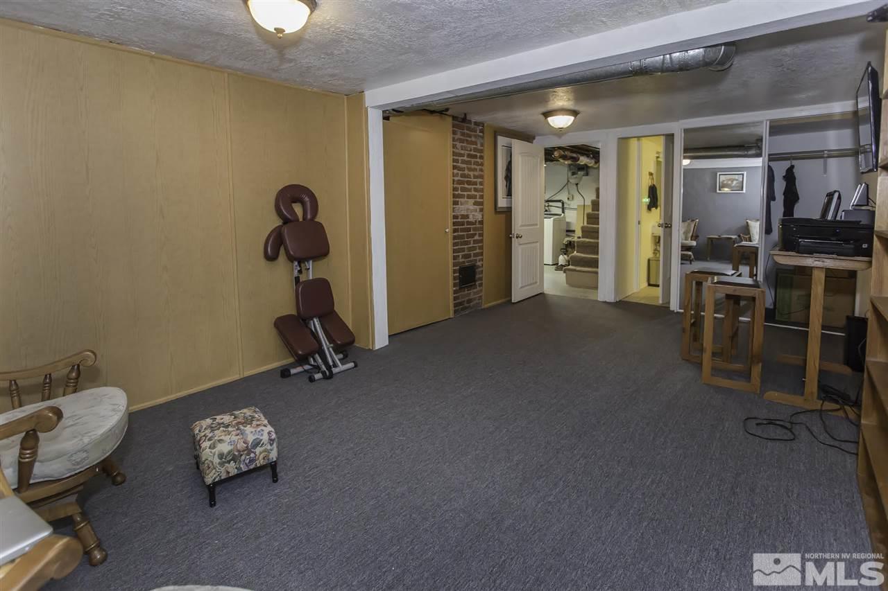 425 Roberts Street, Unit ROBERTS & 423 Reno, NV 89502 - Photo 20 of 25 a room with gym equipment