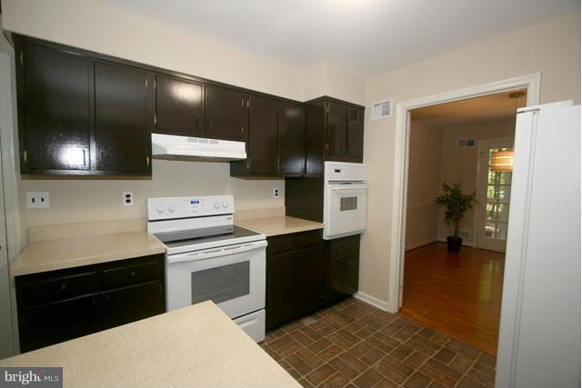2400 Old Trace Lane Reston, VA 20191 - Photo 5 of 30 Kitchen
