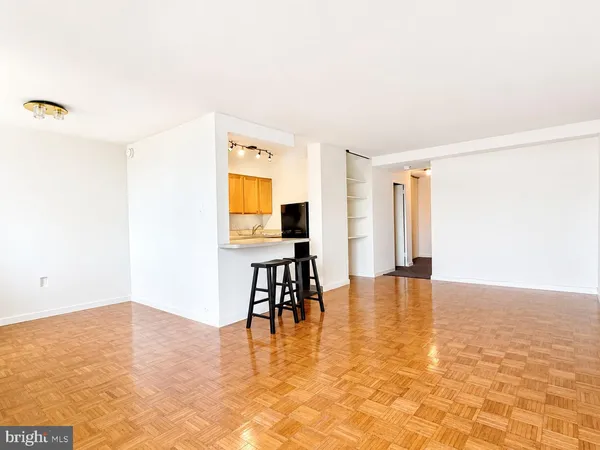 $1,825 | 604-36 South Washington Square, Unit 2406, Philadelphia, PA 19106