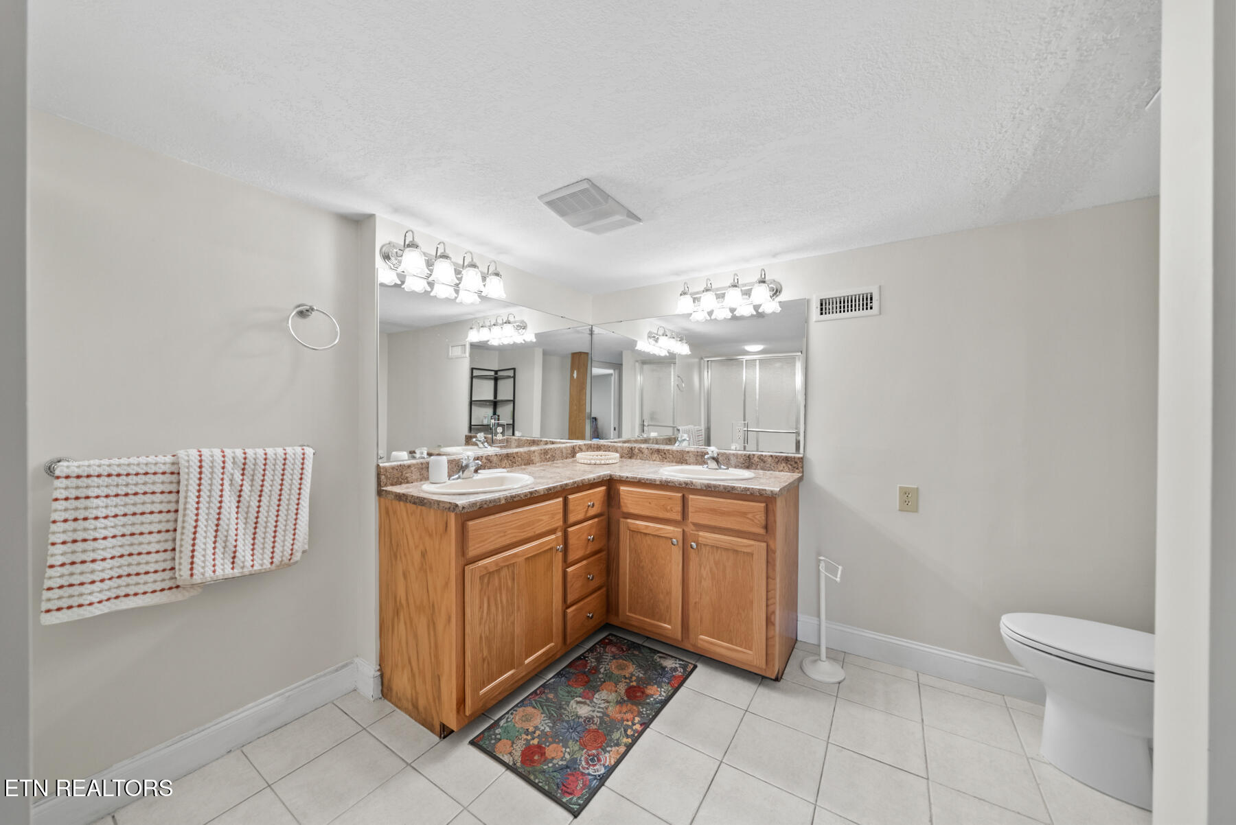 166 Baltusrol Road Crossville, TN 38558 - Photo 41 of 57 En-Suite Bath