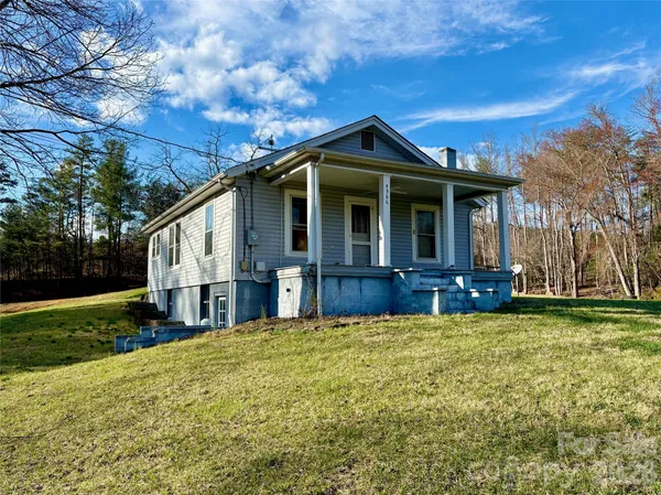 a view of a house with a yard