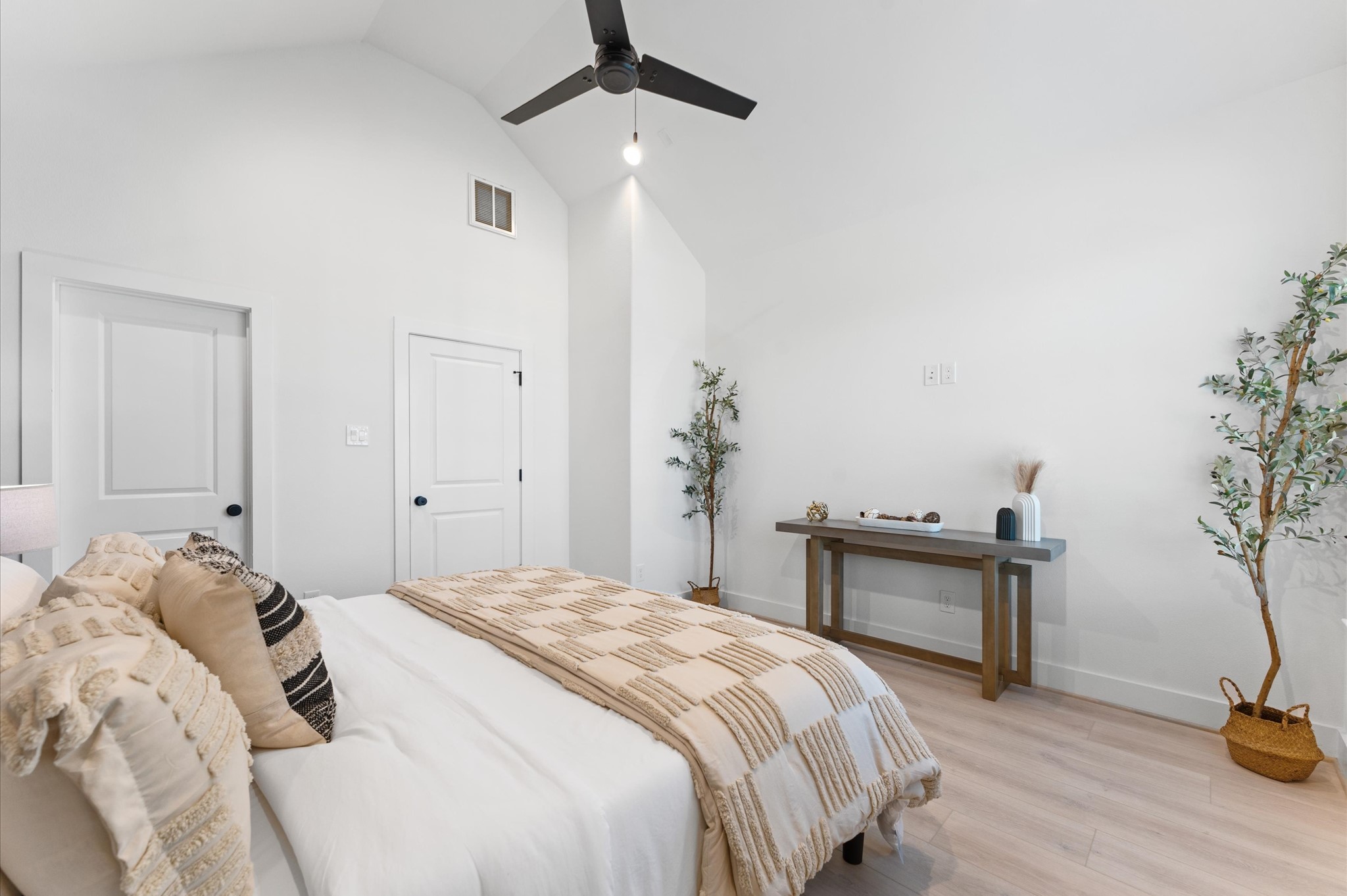 7807 Amelia Road, Unit B Houston, TX 77055 - Photo 26 of 30 a bedroom with a bed and a table
