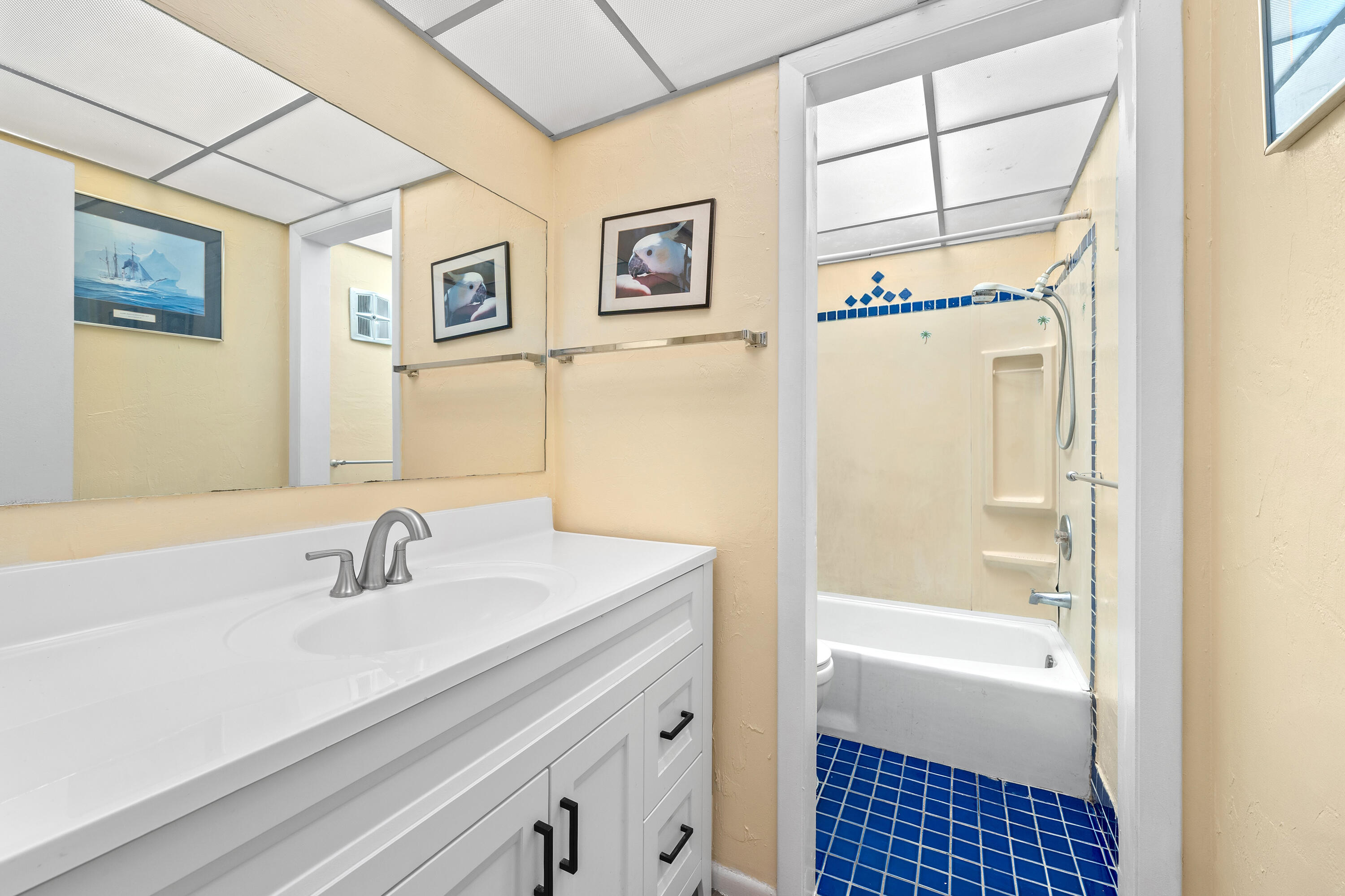 628 Northwest 13th Street, Unit 11 Boca Raton, FL 33486 - Photo 14 of 22 a bathroom with a sink a mirror and a bathtub