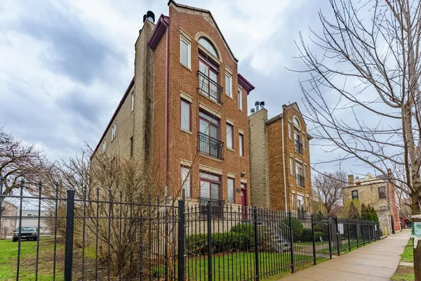 $325,000 | 119 North Mozart Street, Unit 2, Chicago, IL 60612