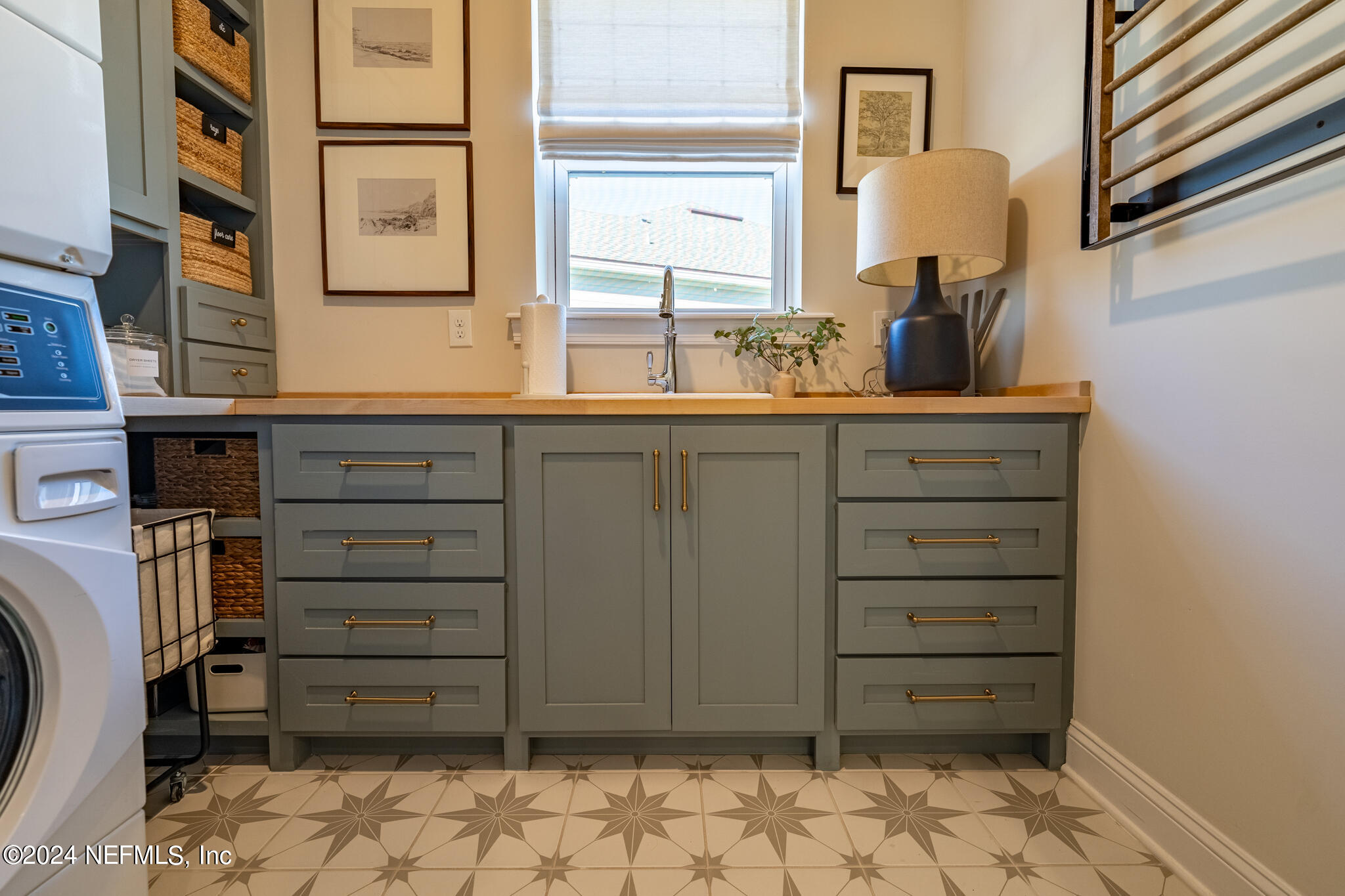 88 Awlleaf Court St. Augustine, FL 32095 - Photo 77 of 107 a bathroom with a sink and a mirror