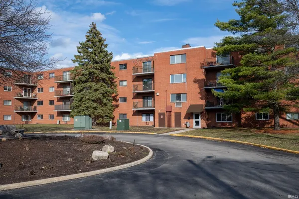 $94,900 | 2927 Westbrook Drive, Unit B218, Fort Wayne, IN 46805