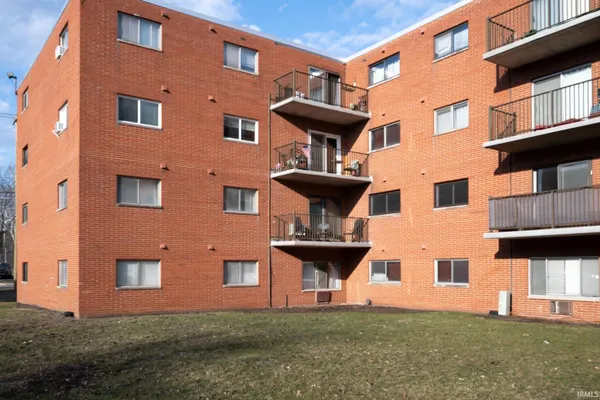 $94,900 | 2927 Westbrook Drive, Unit B218, Fort Wayne, IN 46805