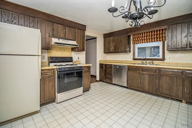 $249,900 | 7348 Farmstead Road, Clay, NY 13088