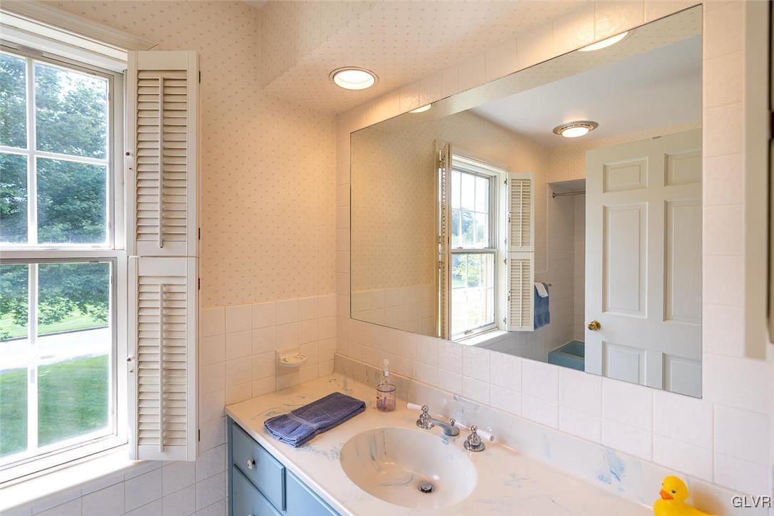 900 Wedgewood Road Bethlehem, PA 18017 - Photo 17 of 20 2nd floor full bathroom