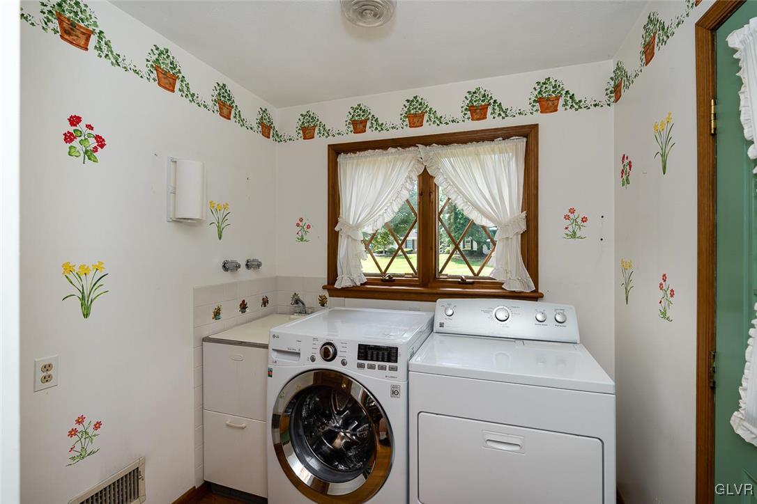900 Wedgewood Road Bethlehem, PA 18017 - Photo 10 of 20 Laundry room