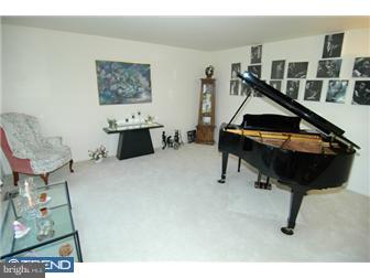 2705 Beacon Drive Sinking Spring, PA 19608 - Photo 6 of 12 Living Room