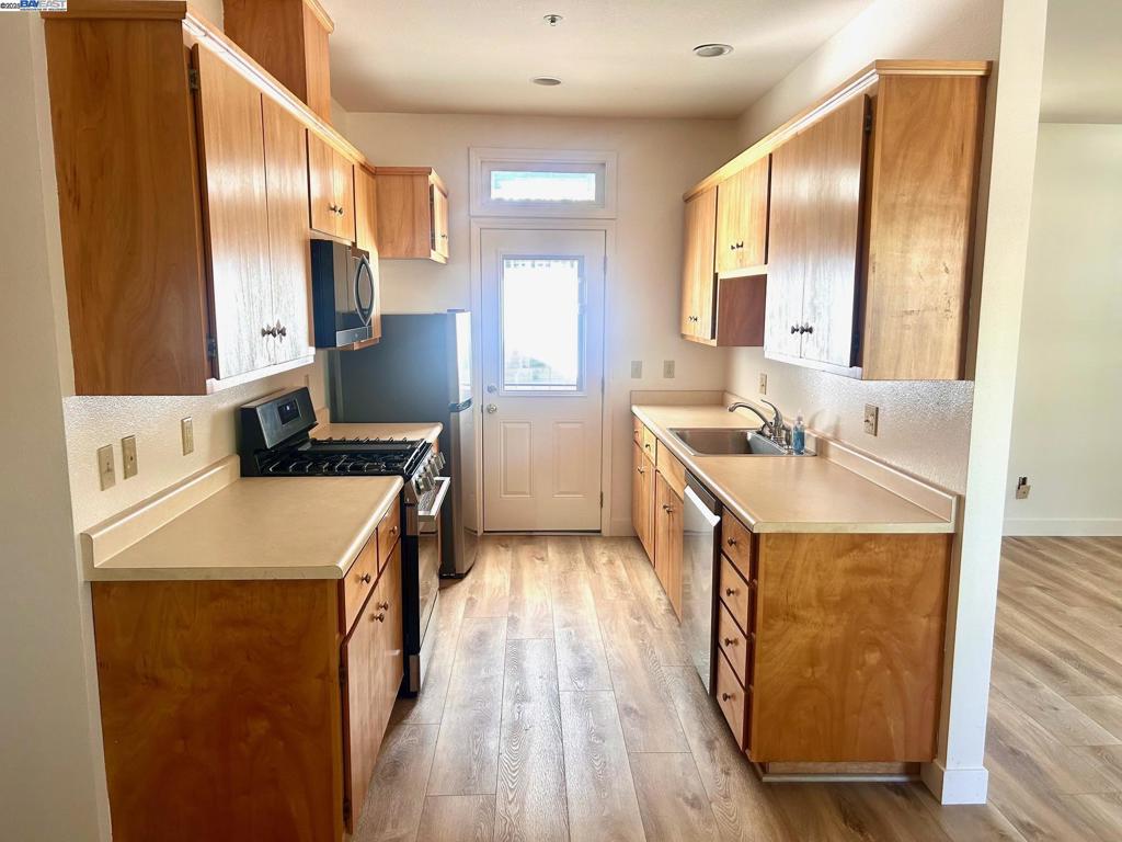 426 Piper Street Healdsburg, CA 95448 - Photo 3 of 10 a kitchen with a sink stove and refrigerator