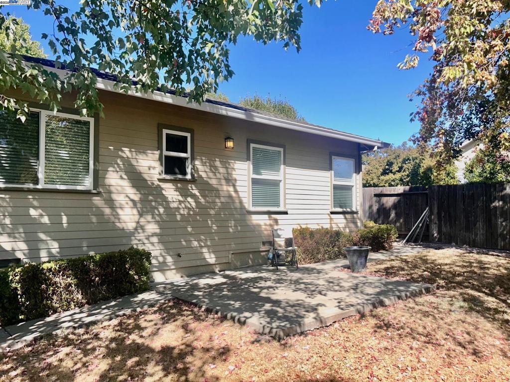 426 Piper Street Healdsburg, CA 95448 - Photo 7 of 10 a view of house with backyard space and garden