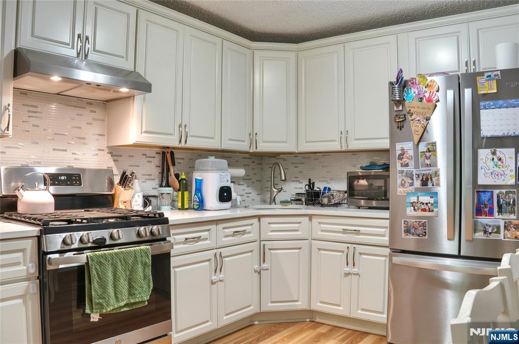 388 Poets Way Mahwah, NJ 07430 - Photo 4 of 30