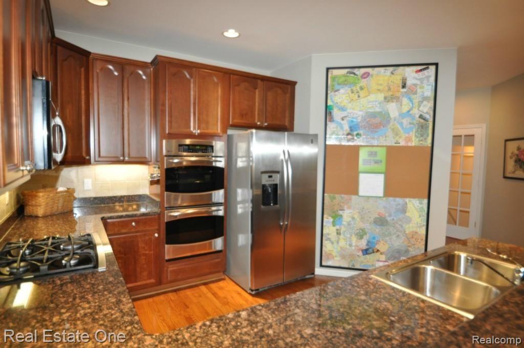 746 East Bluff Court Rochester, MI 48306 - Photo 6 of 30 6.JPG