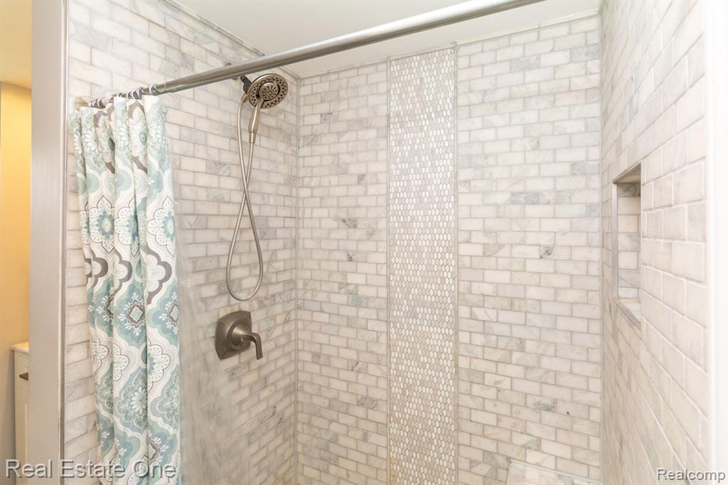 1433 Courtland Boulevard Rochester Hills, MI 48307 - Photo 18 of 35