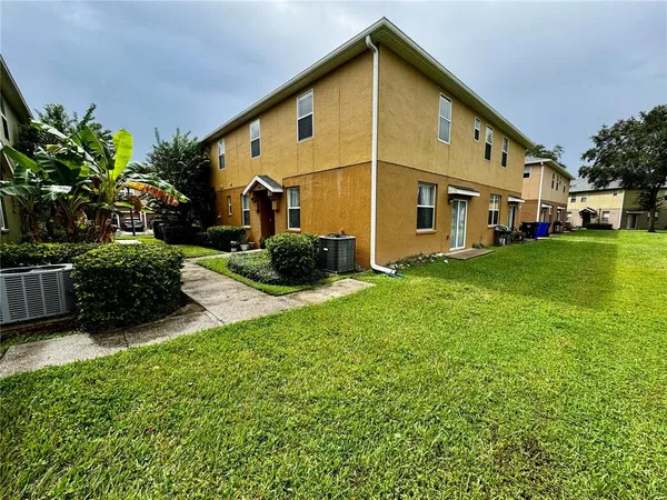 a view of a house with backyard