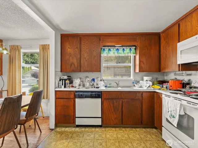 $900,000 | 15031 78th Avenue Northeast, Kenmore, WA 98028