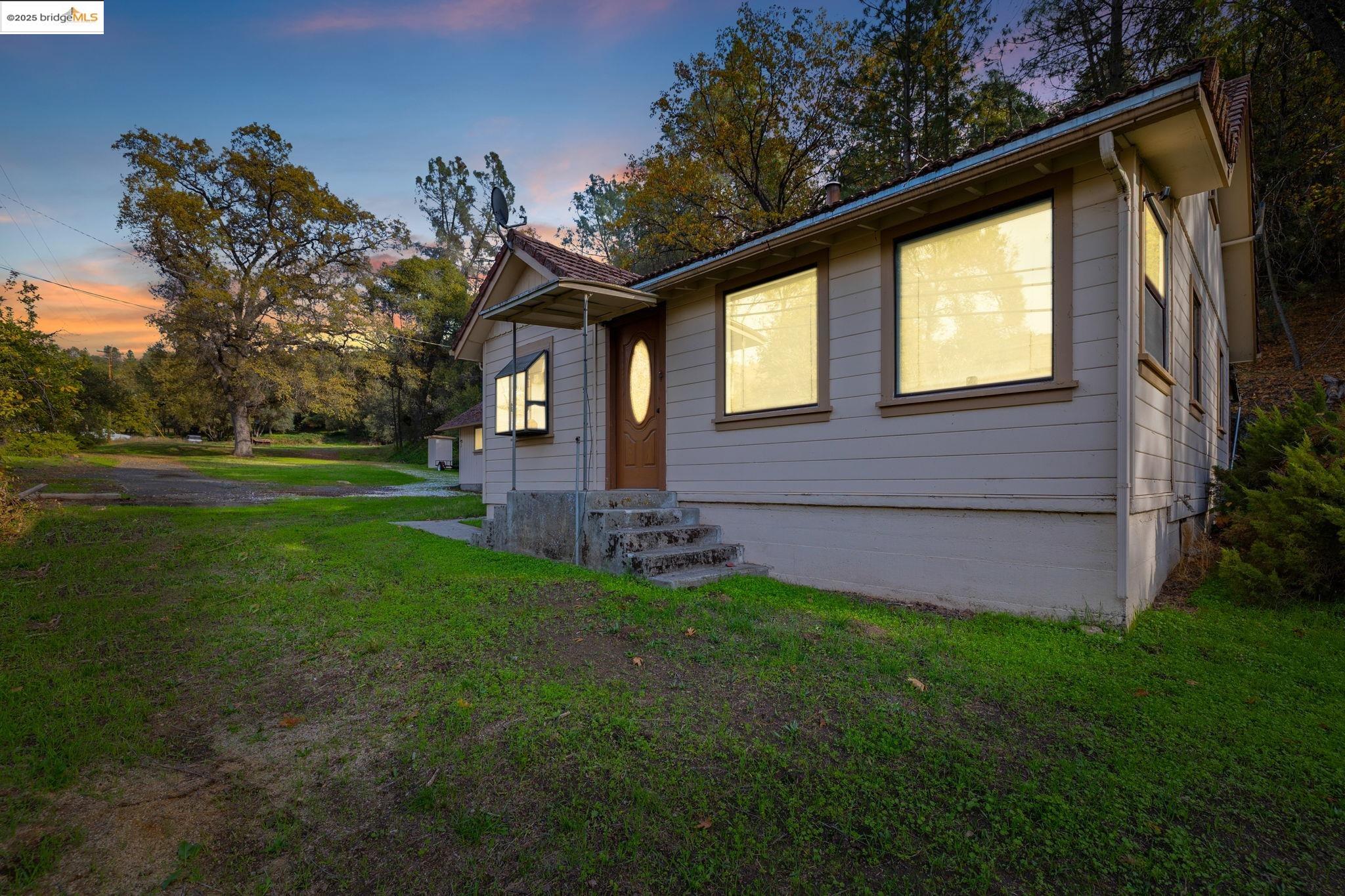 a view of a house with a backyard