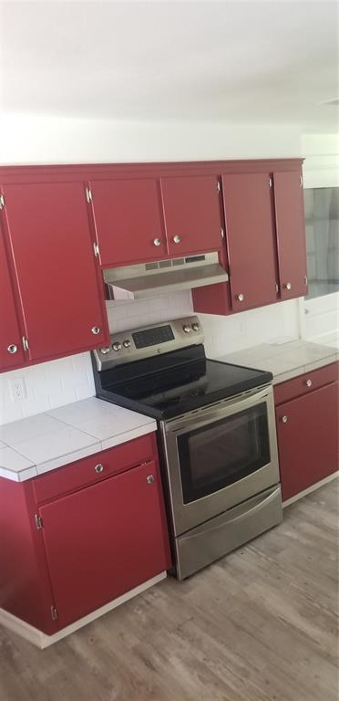 917 East 4th Avenue Mount Dora, FL 32757 - Photo 3 of 9 a kitchen with a stove and a microwave