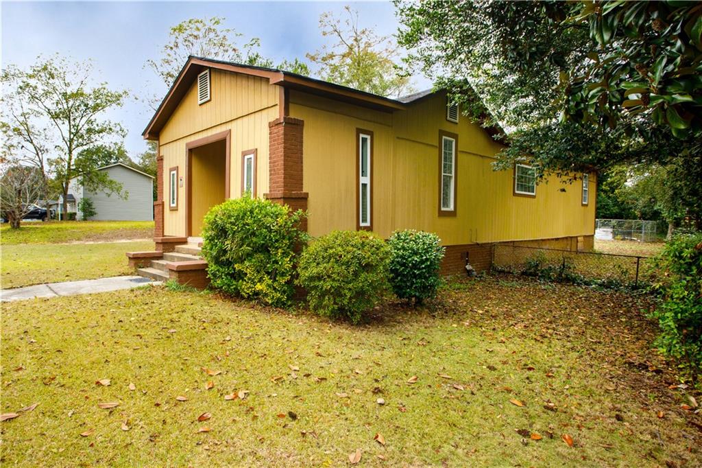 3831 Fairmont Avenue Macon, GA 31204 - Photo 3 of 29 a front view of a house with garden