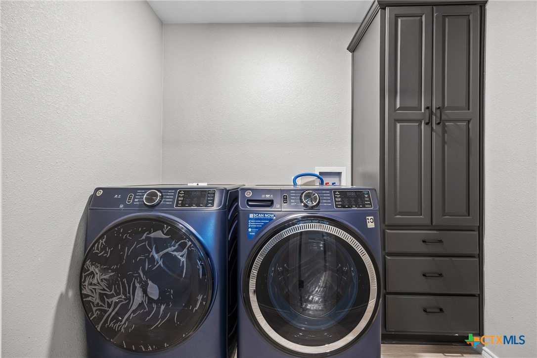 115 Spotted Fawn Gatesville, TX 76528 - Photo 15 of 38 a utility room with dryer and washer
