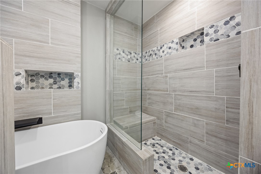 115 Spotted Fawn Gatesville, TX 76528 - Photo 27 of 38 a bathroom with a bathtub and shower