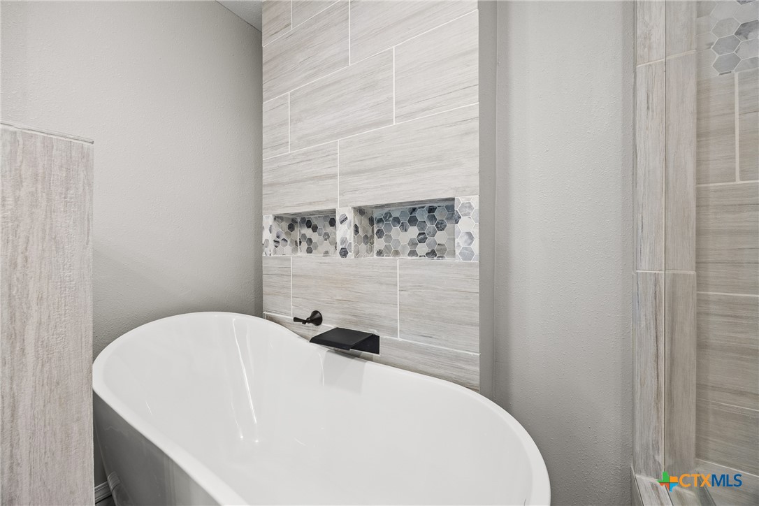 115 Spotted Fawn Gatesville, TX 76528 - Photo 28 of 38 a bathroom with a bathtub and shower