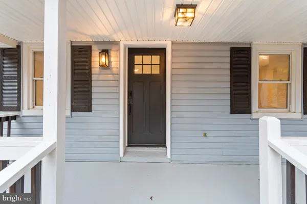 a view of entryway and kitchen