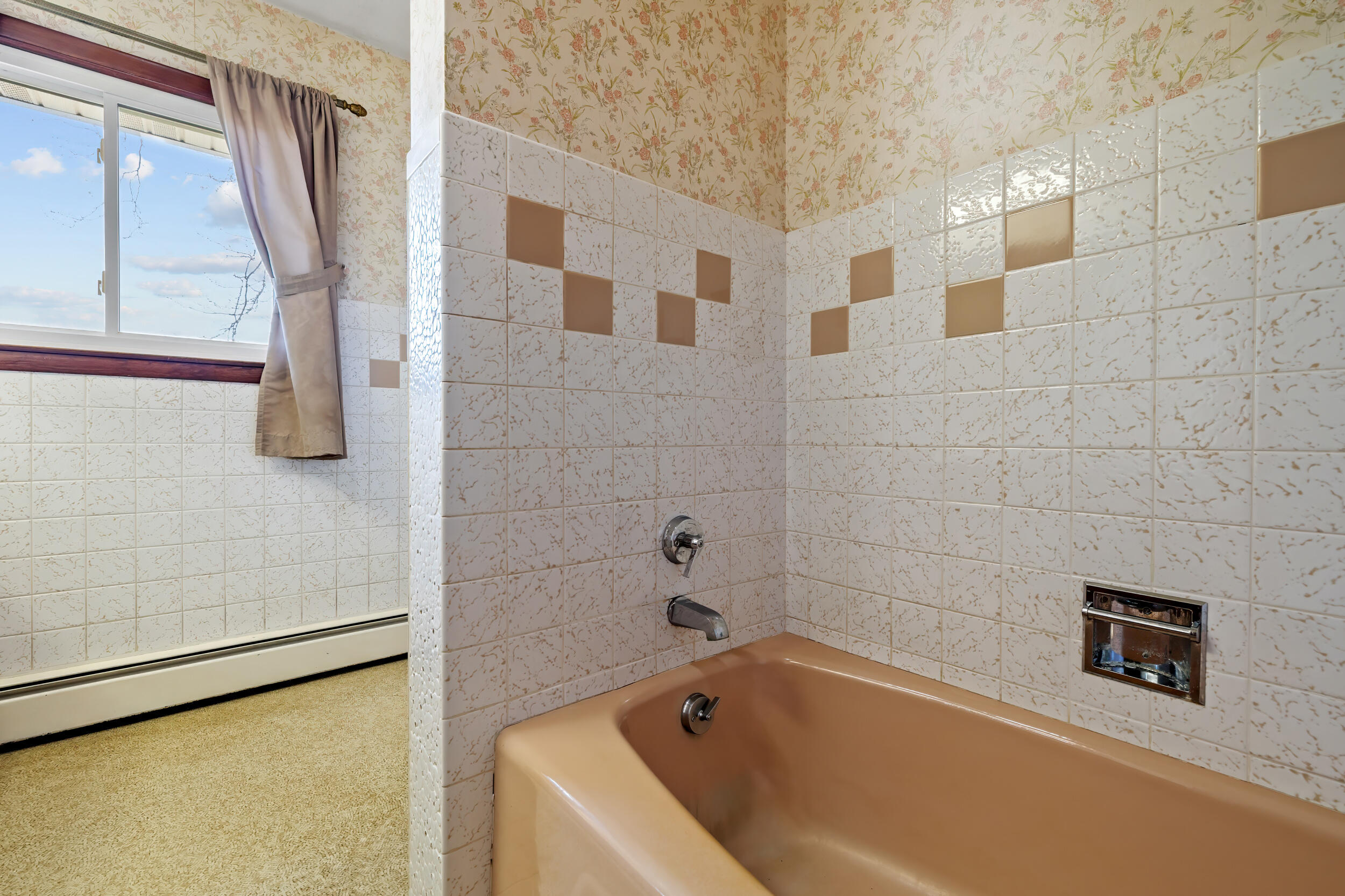 W1586 County Rd H New Holstein, WI 53061 - Photo 14 of 41 Main Level Full Bath Soaking Tub