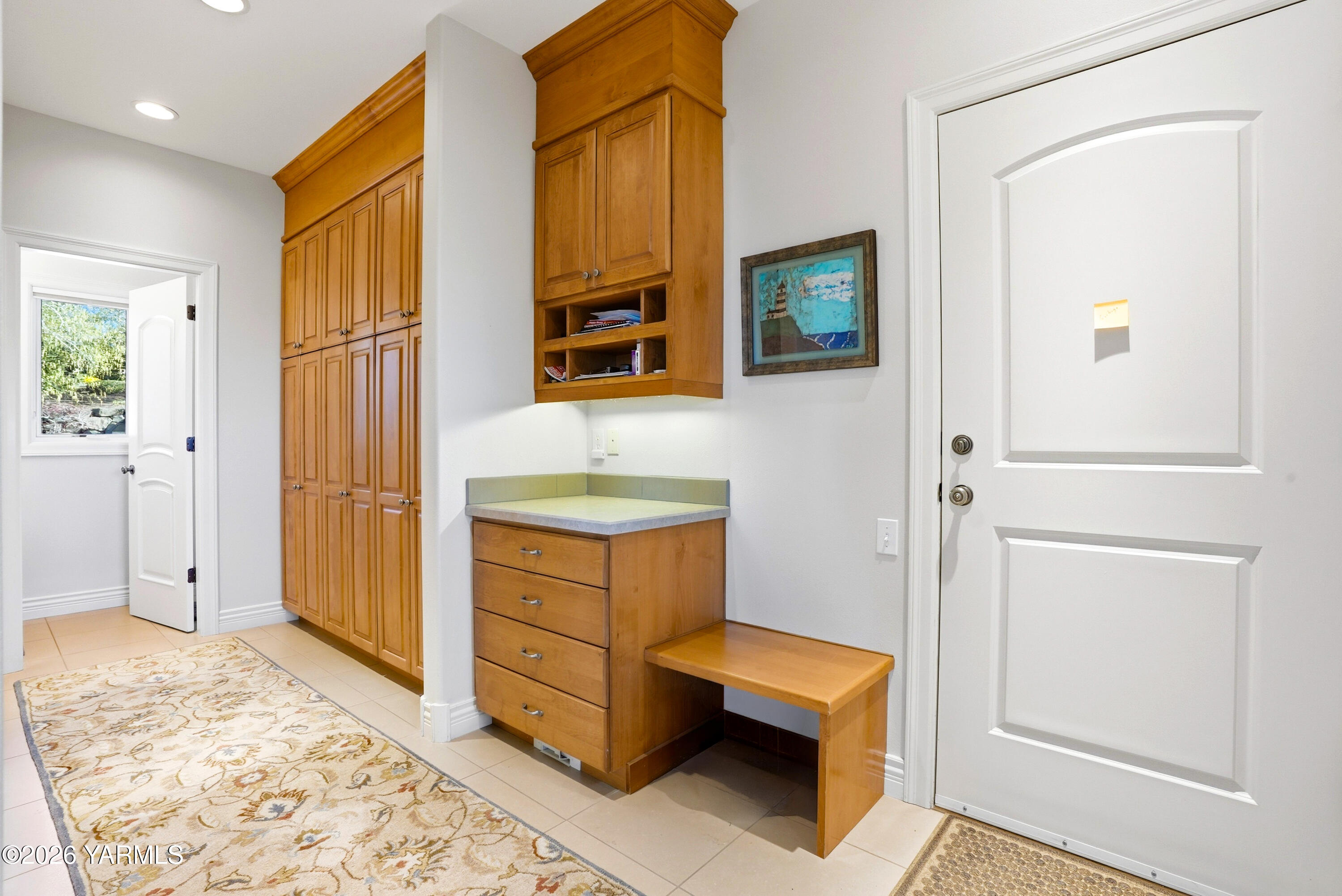660 Noble Hill Road Yakima, WA 98908 - Photo 17 of 63 a room with mirror and furniture