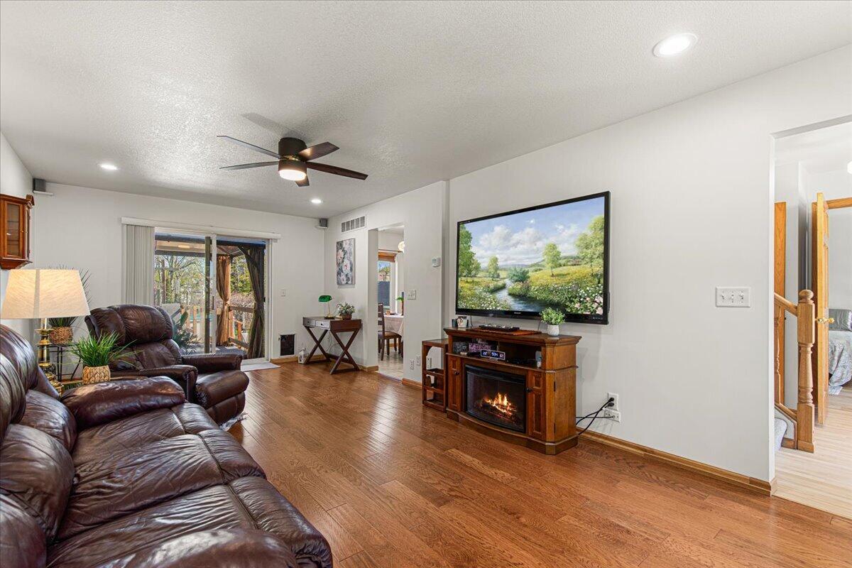 2350 East Sandy Acre Road West Bend, WI 53090 - Photo 7 of 42 Living Room