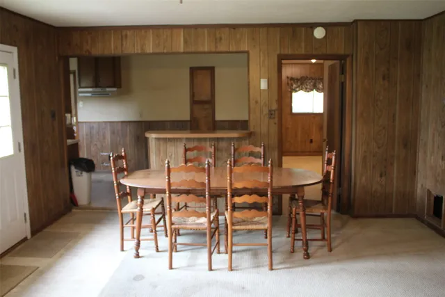 a view of empty room with window