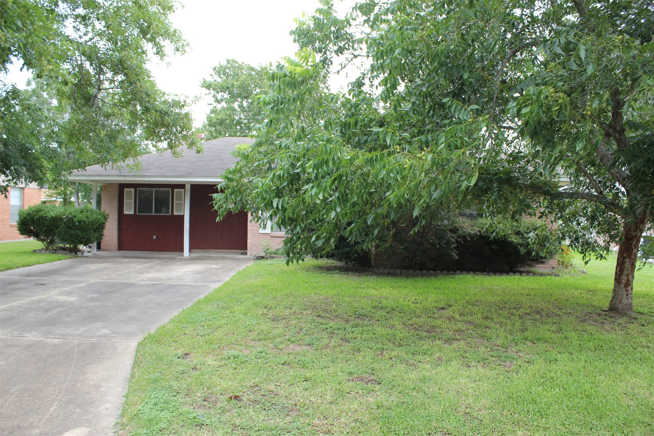 1610 Bexar Avenue Victoria, TX 77901 - Photo 6 of 30 a front view of a house with a yard and trees