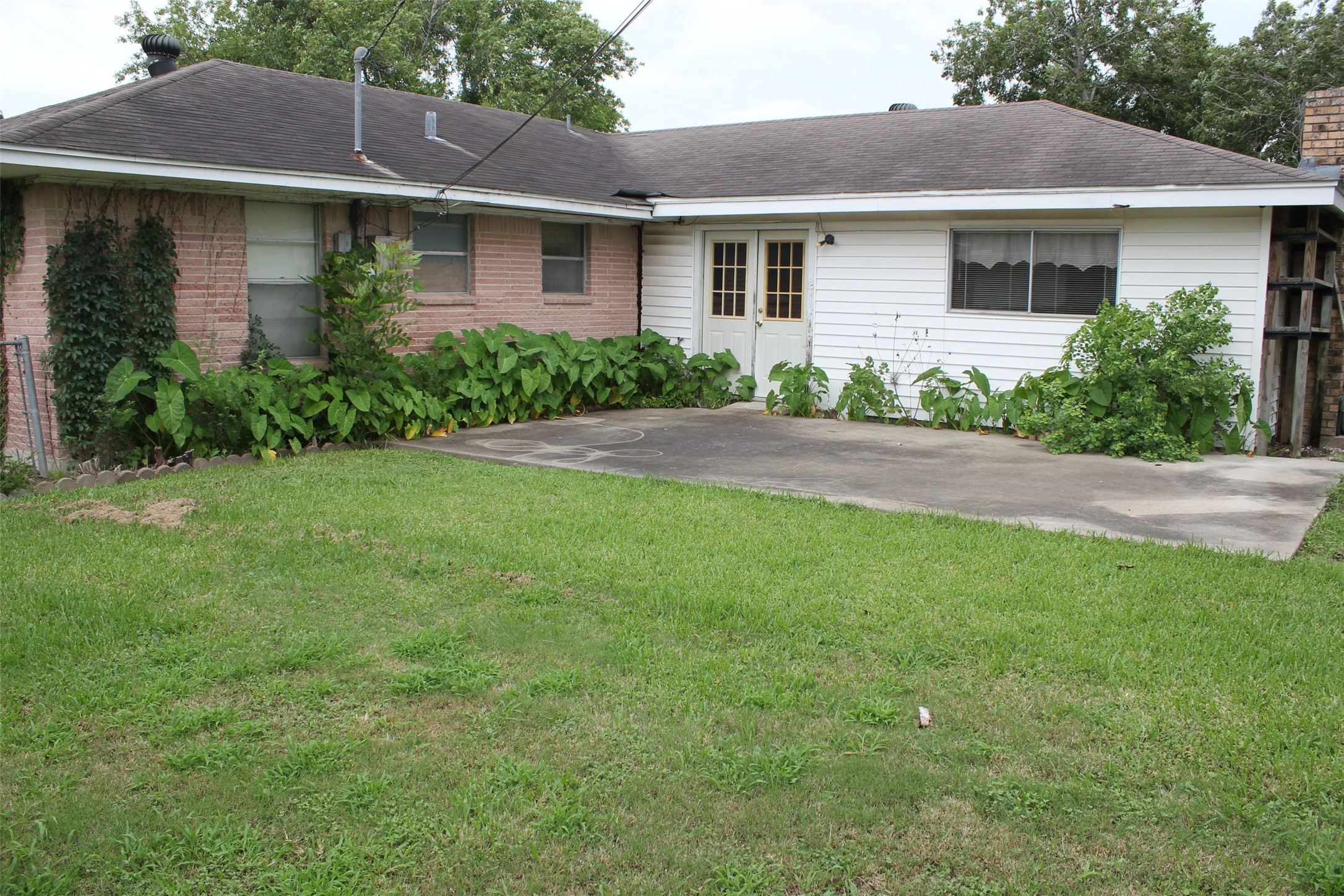 1610 Bexar Avenue Victoria, TX 77901 - Photo 7 of 30 a front view of a house with a yard and garage