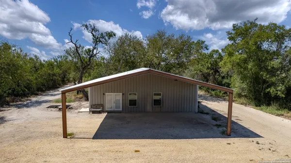 $795,000 | 944 North Farm To Market 1049, Knippa, TX 78870