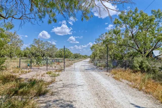 $795,000 | 944 North Farm To Market 1049, Knippa, TX 78870